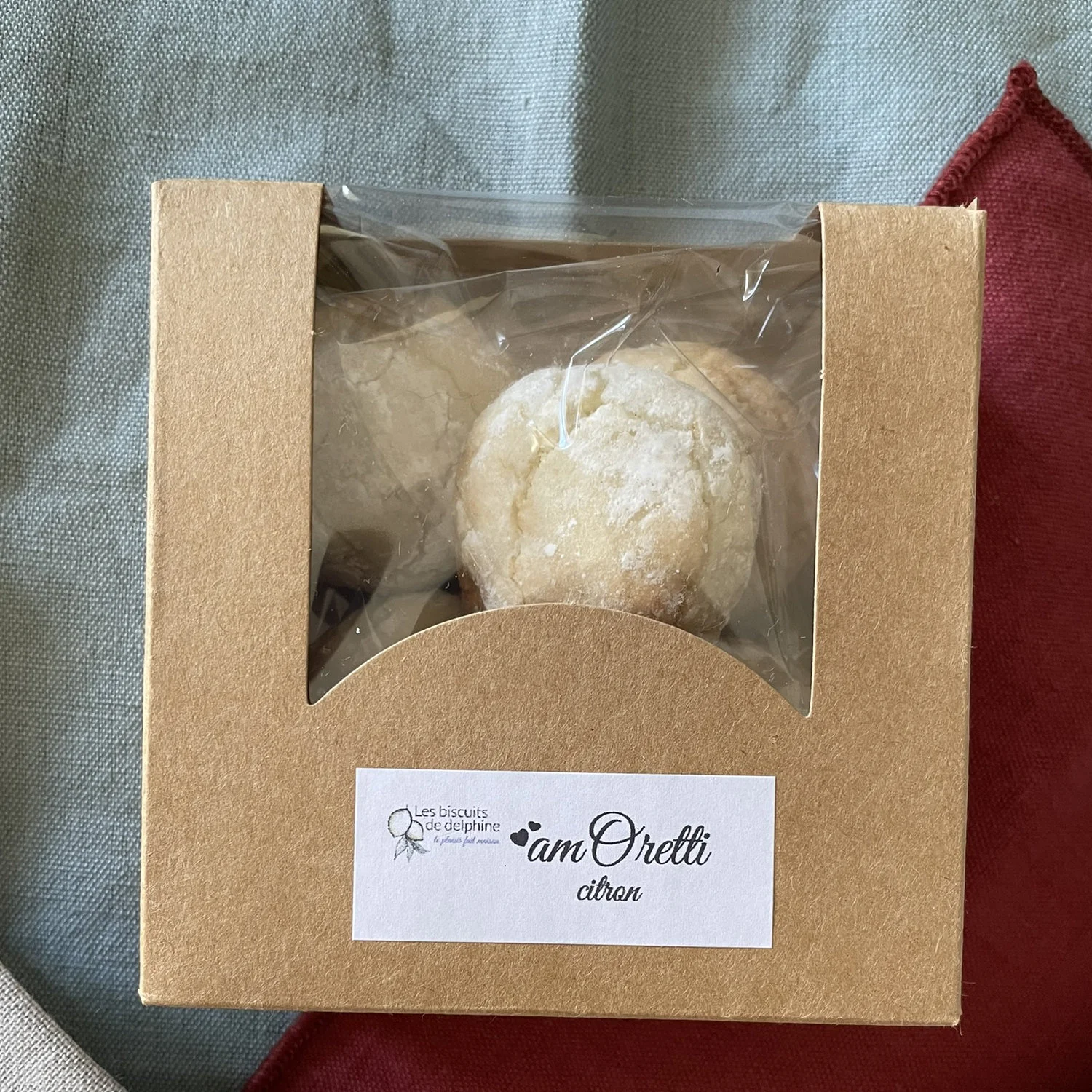 boîte kraft présentant des biscuits faits maison issus de l'artisanat local. Très bon biscuit au citron de menton